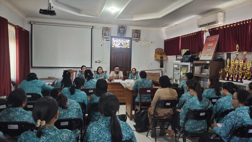 SOSIALISASI 10 PROGRAM POKOK PKK DAN RAKERNAS X DI KANTOR DESA PETULU